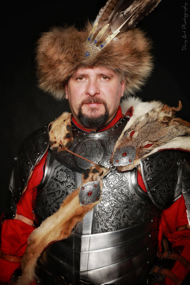 Profesor Grzegorz Brożek w pełnym szlacheckim rynsztunku