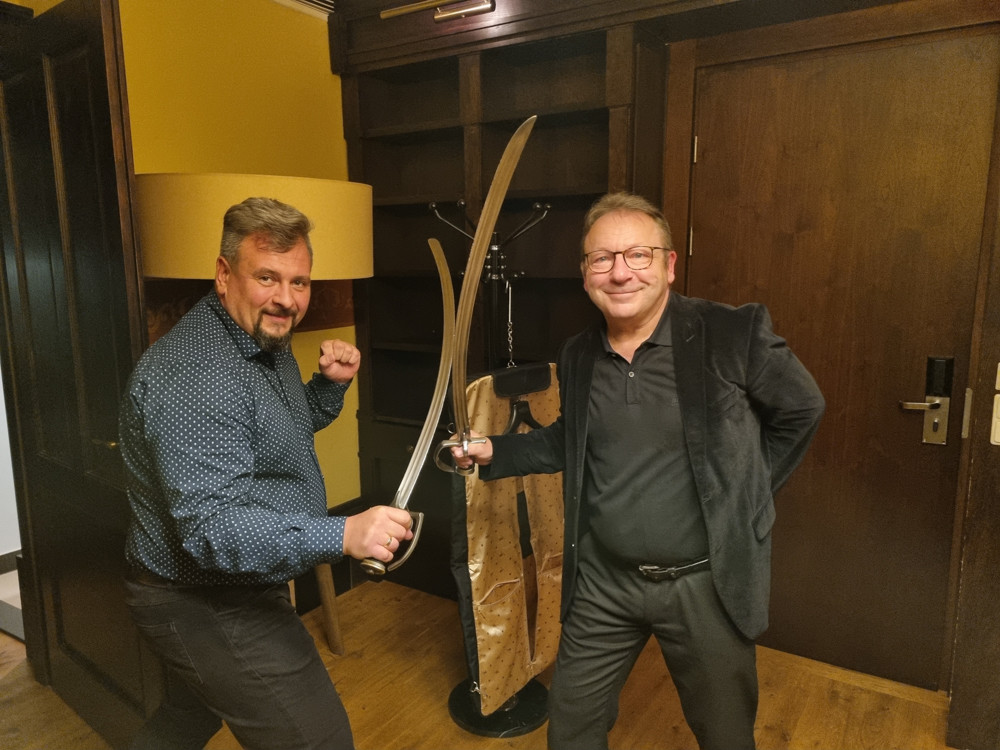 Profesor Grzegorz Brożek krzyżuje szable ze Zbigniewem Zamachowskim - filmowym Panem Wołodyjowskim