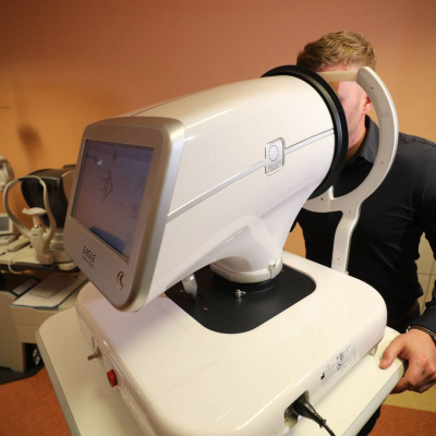 lekarze prezentują Autonomiczny Laser Wspomagany AI - Eagle Od BELKIN Vision