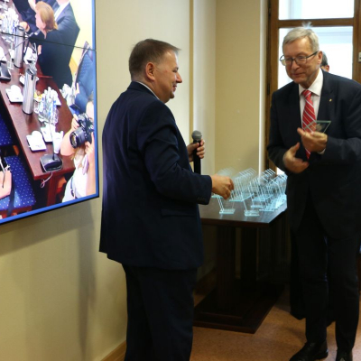 Rektor SUM wręcza podziękowania członkom Senatu Śląskiego Uniwersytetu Medycznego w Katowicach