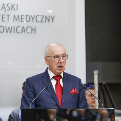 dr Jerzy Kurek, przemawiający na złotym dyplomatorium