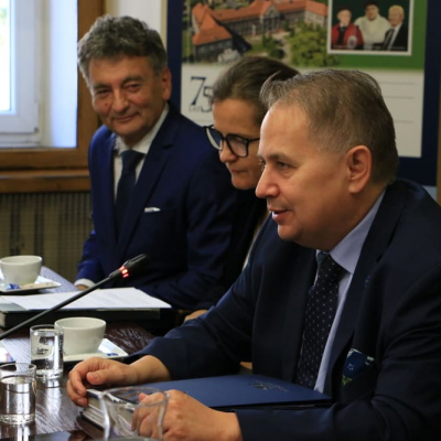 Prof. Tomasz Szczepański składa gratulacje naukowcom SUM z okazji otrzymania nominacji profesorskich