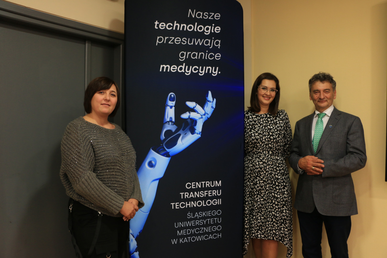 Od lewej: Magdalena Filipek-Marzec, Rzecznik Patentowy ŚUM ; dr n. o zdrowiu Ilona Hajok  Z-ca Dyrektora Centrum Transferu Technologii; prof. dr hab. n. med. Edward Wylęgała , Prorektor ds. Rozwoju i Transferu Technologii ŚUM.