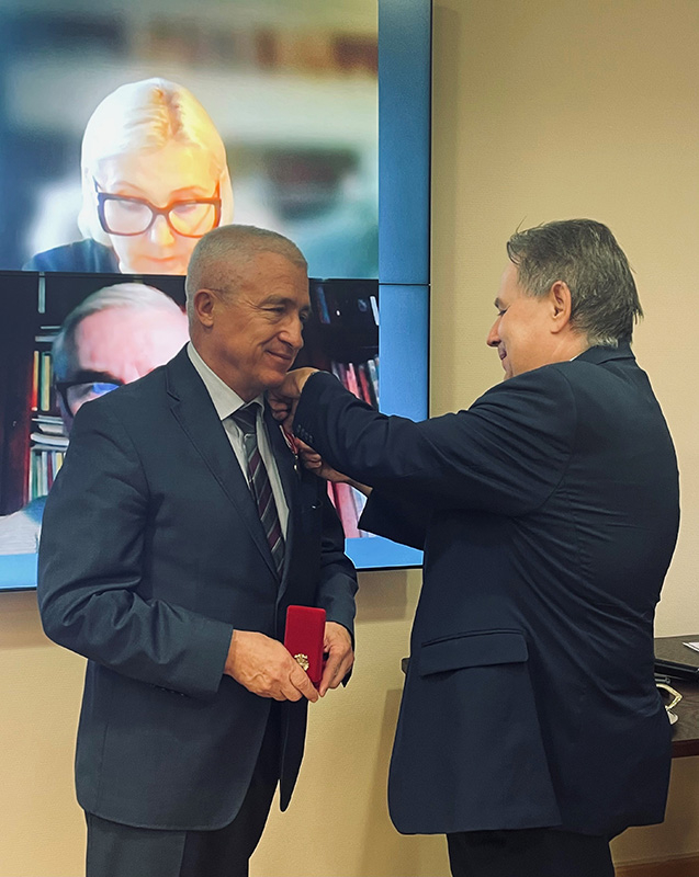 Uroczyste wręczenie medali Komisji Edukacji Narodowej.
